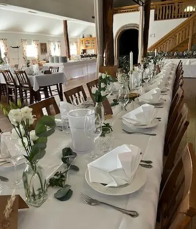 Weitere Tische im Saal des Kossehofes