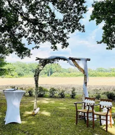 Deko des Außengeländes bei freier Trauung